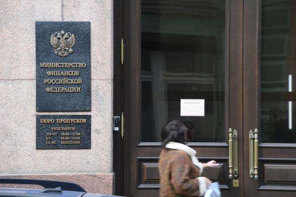 Экономист заявил о необходимости сокращения бюджетных расходов «Заначка на чёрный день» в Фонде национального благосостояния уменьшилась. Из-за снижения цен на нефть накопления средств сейчас не происходит. Об этом в эфире радиостанции «Говорит Москва» рассказал доктор экономических наук, профессор РАНХиГС Владимир Климанов. Сейчас цена на нефть установлена в 60 долларов за баррель. Цены на нефть ниже, поэтому формальных оснований для накапливания Фонда национального благосостояния сейчас не существует. Наступил тот самый чёрный день, для которого такой фонд создаётся. Если мы не идём на сокращение расходов, а доходы падают, Фонд национального благосостояния имеет минимальную ликвидную часть. Заначка на чёрный день, которую мы сформировали, не такая большая, как в предыдущие годы. Дефицит уже сложился более чем в три триллиона рублей, и дополнительные сотни миллиардов играют в минус. Нужно видеть проблему и понимать, что должны быть приняты решения, в том числе такое болезненное, как сокращение расходов.