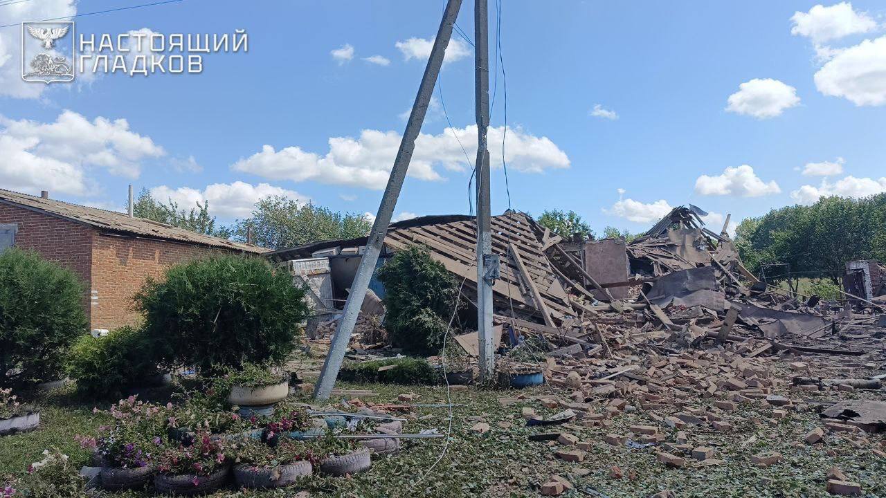 Двое подростков и женщина ранены в результате террористического удара ВСУ в Краснояружском районе, сообщил Вячеслав Гладков. В селе Илек-Пеньковка от удара вражеского снаряда полностью разрушен частный дом. Благодаря действиям бойцов самообороны удалось спасти женщину, которая находилась под завалами. Двое подростков 16 и 17 лет, находившихся рядом, также получили ранения. Всех доставили в Краснояружскую ЦРБ. У женщины предварительно диагностирована закрытая черепно-мозговая травма и ушибленная рана головы, у одного из подростков – тупая травма живота, у другого – рваная рана и перелом кисти. Для дальнейшего обследования все пострадавшие будут переведены в медицинские учреждения Белгорода. Подписаться Прислать новость