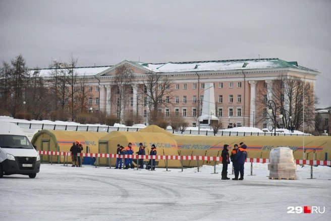 В Архангельске на набережной Северной Двины замечена необычная движуха: на льду — суда на воздушной подушке и снегоходы, на берегу — палатки, техника и оборудование.  Это начинаются межведомственные опытно-исследовательские учения по предупреждению и ликвидации чрезвычайных ситуаций «Безопасная Арктика — 2025». Спасатели будут отрабатывать сюжет о бедствии на судне в акватории Северной Двины.