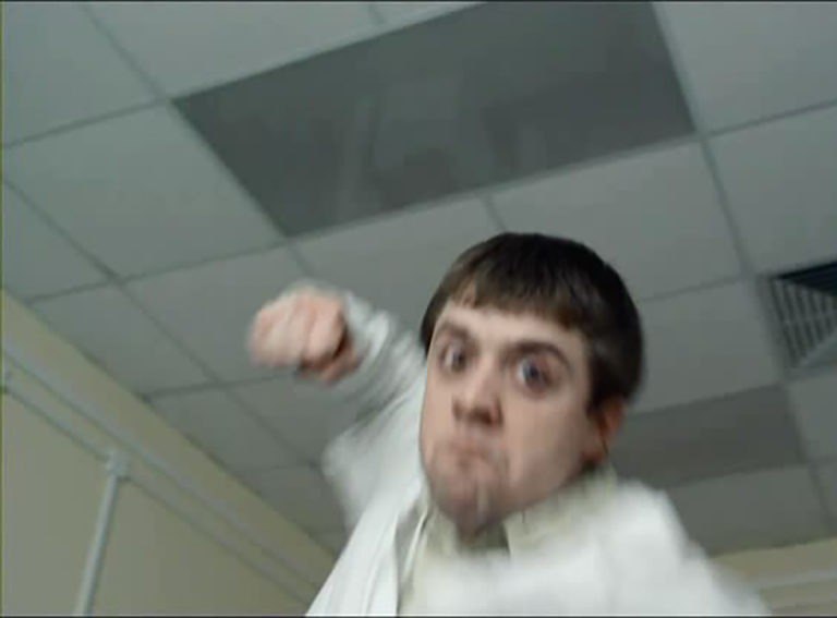 В Красноярском крае местный житель пришел на прием к мэру и сломал тому нос Дело было в мэрии города Енисейска Как сообщили в СК 46 летний мужчина пришел на прием к мэру и в ходе беседы стал высказывать недовольство работой властей после чего с кулаками набросился на градоначальника По неподтвержденным данным триггером стала просьба снять головной убор в помещении СМИ сообщают что он ударил чиновника не менее десяти раз В результате у главы города сломан нос и есть подозрение на закрытую черепно мозговую травму Буйный гражданин задержан решается вопрос об избрании меры пресечения Изображение носит иллюстративный характер Подписаться на truekpru Читать нас в MAX