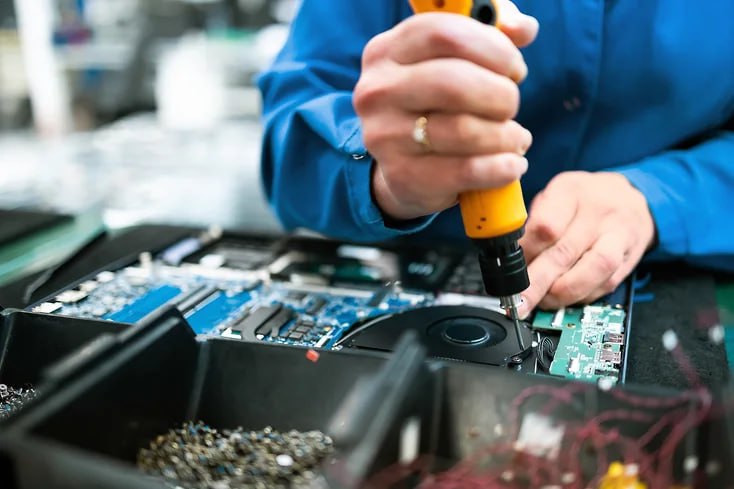 Цифровую маркировку всей электроники в РФ введут к 2027 году Правительство РФ установило сроки перехода на обязательную цифровую маркировку для всего рынка радиоэлектроники от смартфонов до розеток Согласно подписанному премьером Михаилом Мишустиным постановлению регистрация участников начнется с 1 марта 2026 года а полноценный оборот промаркированных товаров должен быть налажен к 1 марта 2027 года Оператор системы Центр развития перспективных технологий ЦРПТ начнет продавать коды по 50 коп за штуку с 1 мая 2026 года В компании настаивают что это не скажется на ценах jkinvest news jkinvest