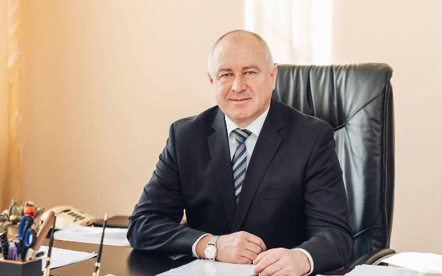 Зампред правительства республики Евгений Луковников покидает пост. Об этом он сообщил в своем телеграм-канале. Причина состояние здоровья. Да, ухожу. По состоянию здоровья. К сожалению, не в первый раз приходится принимать такое решение из-за проблем со здоровьем. Хочу выразить искреннюю благодарность всем отраслевикам, всем, кто решал, делал, исполнял со мной большие проекты, коих было немало. Действительно, мы проделали большую работу. Такого объема строительства в Бурятии не было ни на одном этапе истории. Мне даже не нужно приводить в доказательство какие-то макропоказатели. Каждый житель Бурятии в каждом селе и городе видит реальное воплощение нашей работы. Не хочу, чтобы мой уход сейчас стал очередным инструментом политической игры. Мы ведь все взрослые люди. Мы все понимаем – впереди выборы в Госдуму, не за горами выборы нового руководства республики. Логично, что уже сейчас началась «работа» с общественным мнением.