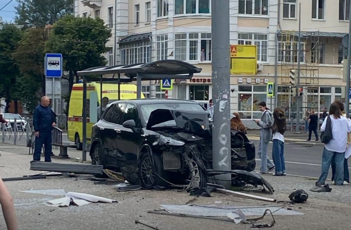 Автомобиль Porsche въехал в остановку после столкновения с другим автомобилем в центре Казани, водитель получил травмы, двое пешеходов поранились стеклами от остановки, сообщили РИА Новости в МВД региона / Все наши каналы