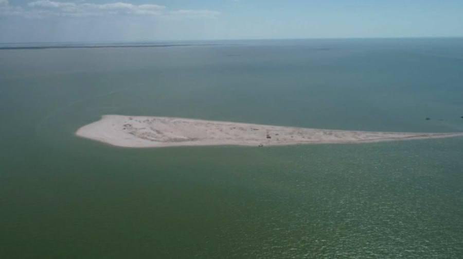 В Каспийском море в результате снижения уровня воды появились новые острова.   Директор государственного природного биосферного заповедника «Дагестанский» Курбан Куниев, на этих территориях были обнаружены различные растения и птицы.