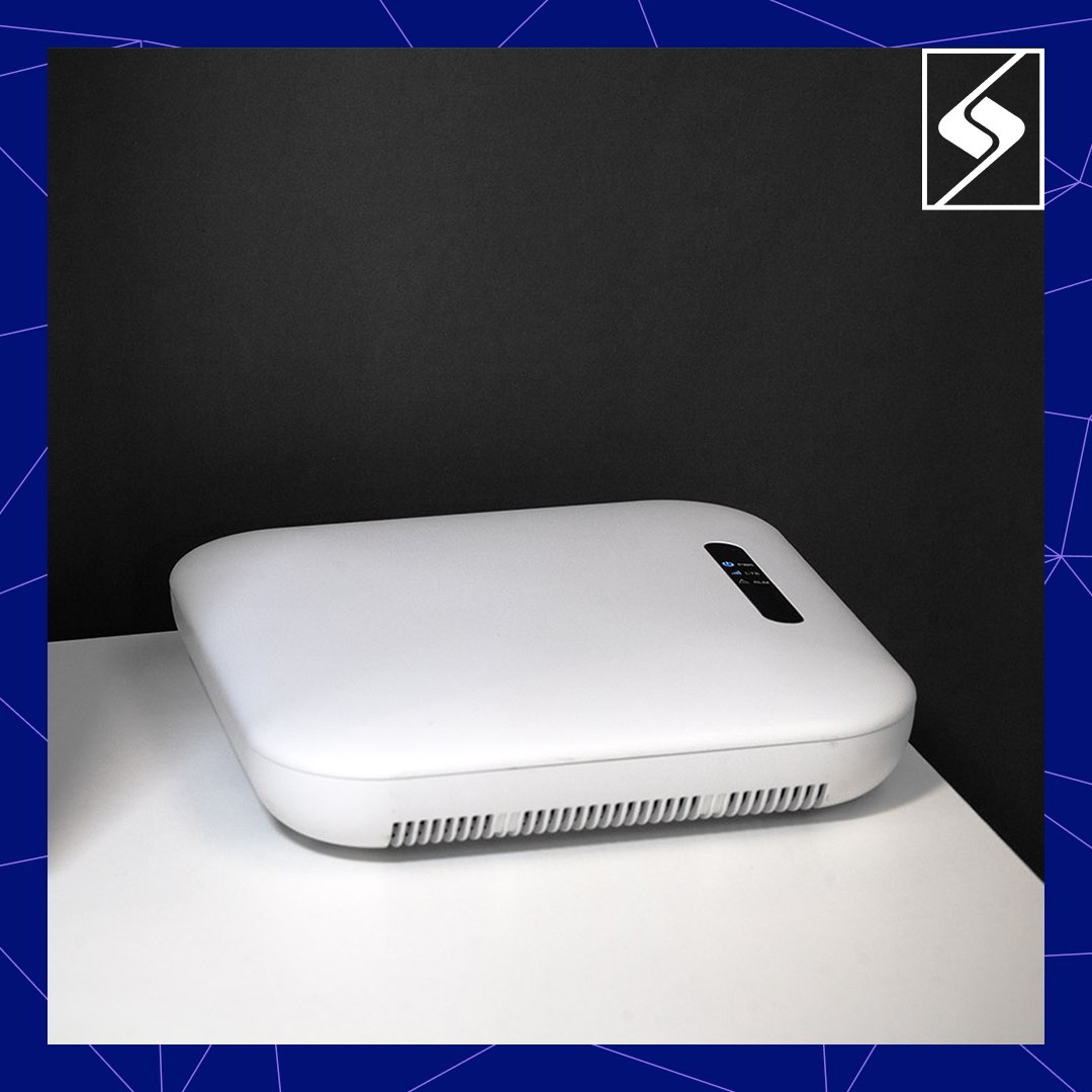 Мини вышка МТС теперь прямо у вас дома Компания запустила услугу по установке домашних мини базовых станций небольших устройств которые усиливают сигнал мобильной связи и интернета в местах с плохим приемом Они помогают там где обычные вышки не добивают в подвалах на верхних этажах в домах с толстыми стенами или за городом Радиус покрытия одной станции около 50 м При необходимости можно установить несколько устройств и объединить их в сеть Мини станция выглядит как компактный роутер и может одновременно обслуживать до 32 пользователей Она обеспечивает стабильный сигнал а при выходе из зоны действия телефон автоматически переключается на обычную сеть Чтобы установить станцию достаточно оставить заявку на сайте МТС