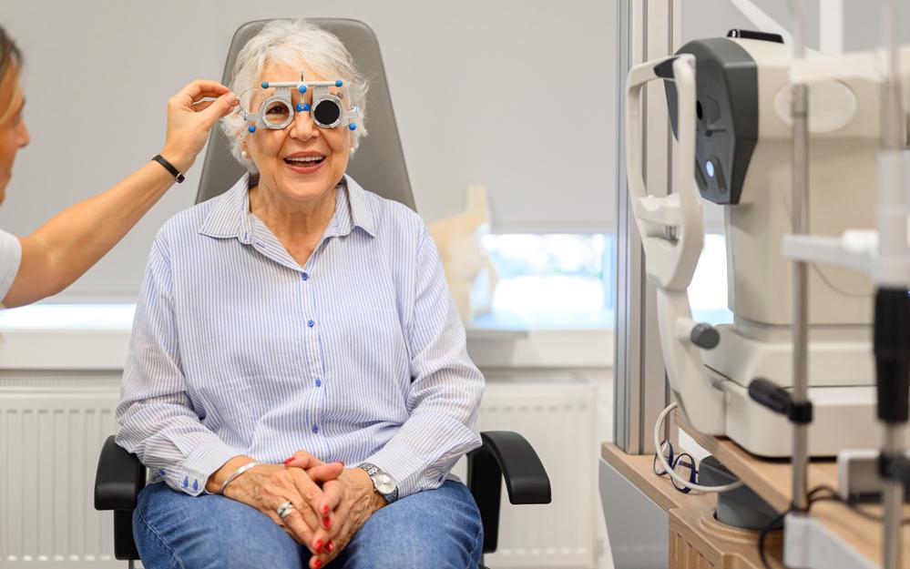 Ученые протестируют средство против глаукомы в борьбе со старением Исследователи приближаются к тому чтобы рассматривать старение как инженерную задачу а не как приговор В начале 2000 х Синья Яманака показал что взрослые клетки можно вернуть к стволовому состоянию а сегодня бостонский стартап Life Biosciences с препаратом ER 100 получил одобрение FDA на клинические испытания при глаукоме Ставка на частичное клеточное перепрограммирование и управляемое вмешательство в эпигенетику вместо радикального обнуления организма Если первые результаты на людях подтвердят безопасность и эффект омоложения клеток не окажемся ли мы на пороге рынка где лечат не только болезни но и само старение Ответы в полной версии статьи Этот анонс написан ИИ РБК Трендов