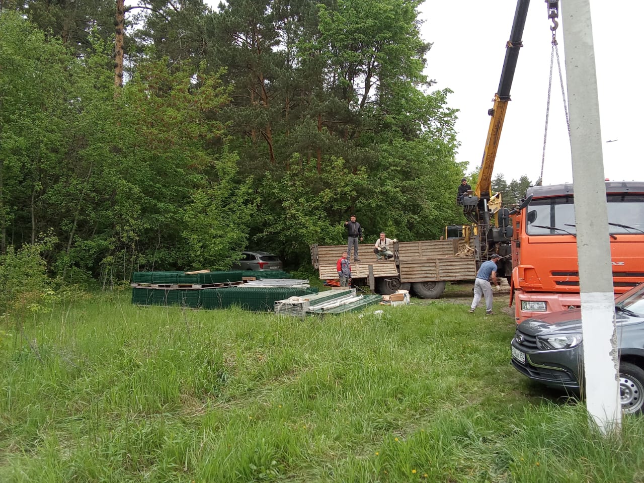 По мнению защитников Булонского леса в Раменском, началась его вырубка под застройку. Бригада, которая готовится расчистить территорию под экоквартал, где власти обещают "много новой, живой и здоровой растительности", не отвечает на вопросы граждан и посылает с ними в администрацию округа.