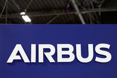 Европейская компания Airbus заявила в пятницу что заказывает немедленное обновление программного обеспечения для значительного числа своих самых продаваемых самолётов семейства A320 По словам отраслевых источников это коснётся около 6000 самолётов или более половины мирового парка В заявлении Airbus говорится что недавний инцидент с самолётом семейства A320 показал что интенсивное солнечное излучение может привести к повреждению данных критически важных для работы систем управления полётом jkinvest news jkinvest