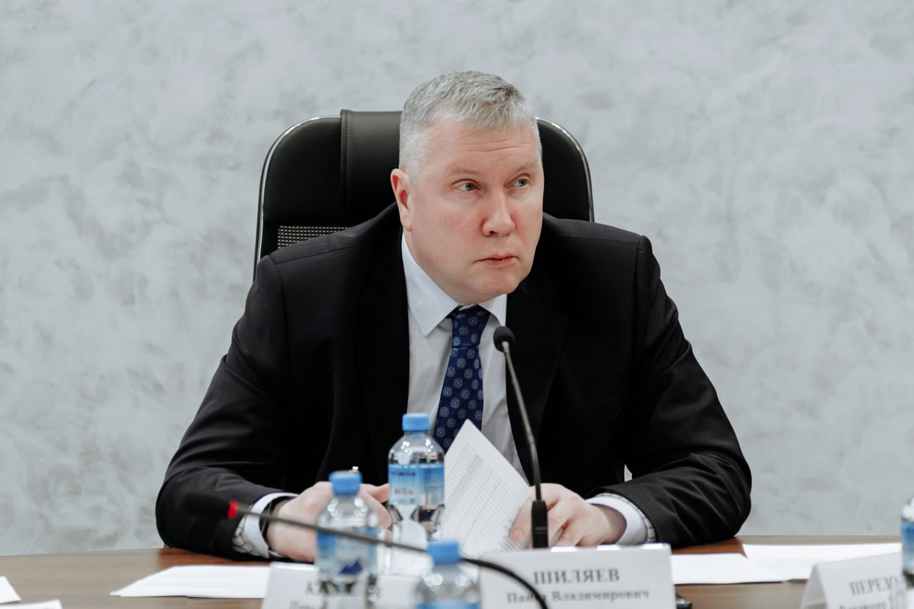 Павел Шиляев Челябинским предприятиям в этом году возместят 100 миллионов рублей на уплату платежей по договорам лизинга Заместитель председателя Законодательного Собрания Павел Шиляев о государственной поддержке промышленных предприятий В нашем регионе проводится большая системная работа по поддержке южноуральских производителей Реализуются мероприятия направленные на обновление промышленного оборудования предприятий Например сейчас продолжается прием заявок промышленных предприятий на получение грантов на возмещение части затрат на уплату платежей по договорам лизинга заключенным с российскими лизинговыми организациями в целях покупки промышленного оборудования При этом предприятиям компенсируется до 50 от размера лизинговой наценки входящей в состав платежа по договору лизинга но не более 20 миллионов рублей на одного заявителя На эти цели в 2025 году из областного бюджета выделено 100 миллионов рублей Реализация данной меры позволит предприятиям обеспечить дальнейшую модернизацию производственных мощностей освоить выпуск новой продукции Прием заявок осуществляет ОГАУ Государственный фонд развития промышленности Челябинской области гранты предоставляются в рамках государственной программы Челябинской области Развитие промышленности новых технологий и природных ресурсов Челябинской области прокомментировал Павел Шиляев Подписывайтесь на Парламентскую неделю