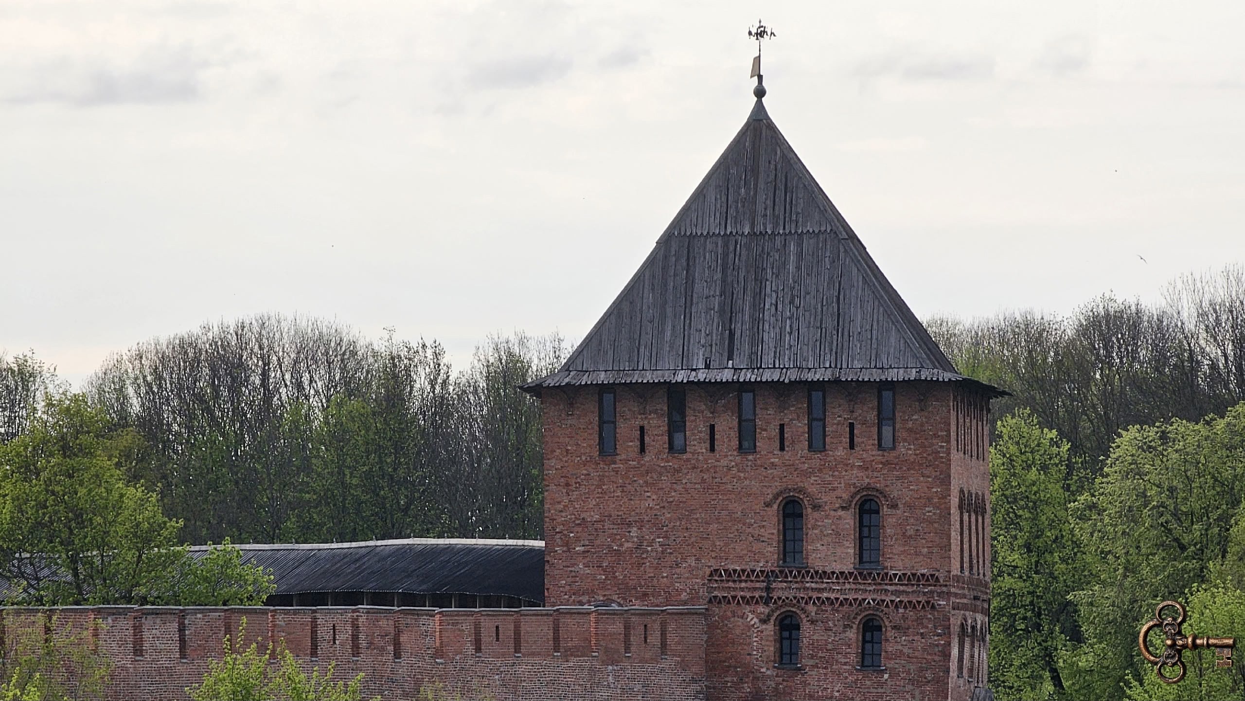 Американское издание CNN обновило список самых красивых замков мира, составленный в 2019 году. В списке вновь оказался новгородский детинец. Издание отмечает, что московский кремль, возможно, более известен, но он не может сравниться с новгородским, когда дело касается средневековой атмосферы. Помимо новгородского детинца в список вошли ещё 20 замков из разных концов света.