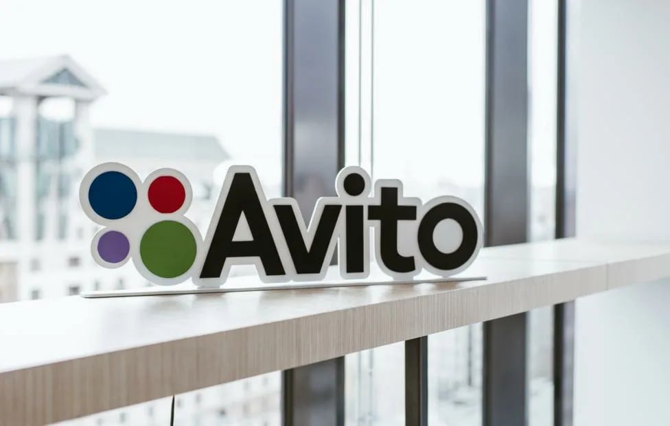 Авито захватывает рынок ПО для тестирования продуктовых гипотез IT-структура «Авито» под названием «Авито Тех» приобрела права на IT-платформу для продуктовой аналитики EXPF Sigma. Сумма сделки не разглашается. По данным «Ъ», «Авито Тех» планирует интегрировать купленную систему с собственным решением для тестирования продуктовых гипотез Trisigma. Кроме того, к IT-структуре присоединяется команда создателей Sigma вместе с клиентской базой по этому направлению. Рынок ПО для тестирования продуктовых гипотез оценивается в 1,5 млрд руб., однако явного лидера на нём до сих пор не было. Похоже, этой покупкой «Авито Тех» стремится обеспечить себе ключевые позиции ™ СофтТех
