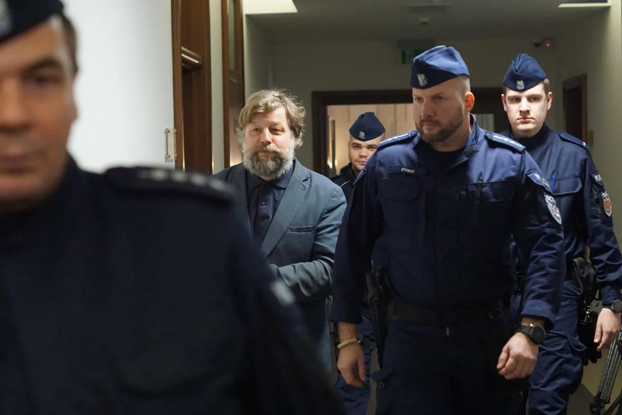 Российский археолог Александр Бутягин освобожден в рамках обмена с Польшей Сотрудник Эрмитажа археолог Александр Бутягин вернулся в Россию в рамках обмена который прошел на границе Беларуси с Польшей сообщили в ФСБ В спецслужбе заявили что в обмен на Бутягина в Польшу передали двух граждан Молдовы Возвращение ученого Бутягина стало результатом многоэтапной операции проведенной совместно с КГБ Белоруссии заявили в ФСБ Сотрудника Эрмитажа Александра Бутягина задержали в Варшаве в декабре по запросу Украины Киев считает что археолог незаконно проводил раскопки в Крыму и утверждает что они привели к частичному разрушению объекта культурного наследия древнего городища Мирмекий МИД РФ требовал немедленно освободить археолога Бутягина Польскому послу сообщили что обвинения киевского режима носят абсурдный характер так как Бутягин уже несколько десятилетий занимается исследованиями на неотъемлемой части Российской Федерации Республике Крым Дмитрий Песков называл задержание археолога правовым произволом Несколько недель назад суд в Варшаве постановил удовлетворить запрос об экстрадиции Бутягина в Украину Фото Медиазона