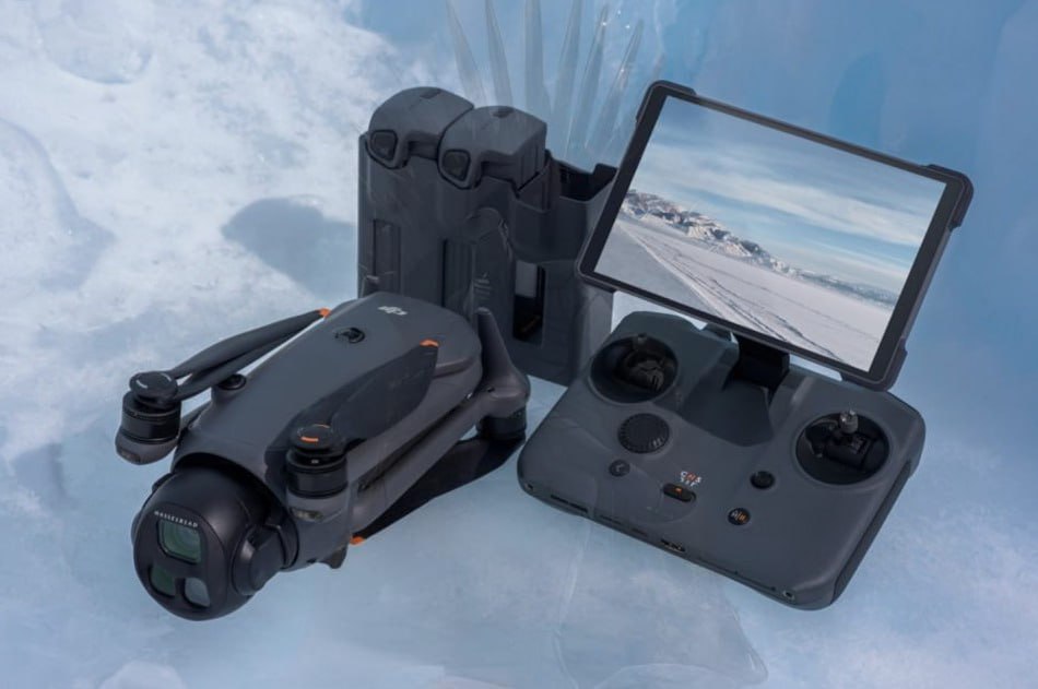 Новый "Мавик" рассекретили до официальной премьеры. Официально новый Mavic 4 Pro компания DJi обещает показать только 13 мая, но уже сейчас появились изображения и характеристики дрона. Новинка получит тройную систему камер и поддержку съёмки в разрешении 6K, главный сенсор - широкоугольный модуль с 4/3-дюймовой матрицей CMOS от Hasselblad, переменной диафрагмой и разрешением 100 Мп. Что еще обещают: подвес с возможностью вращения по горизонтали на 360 градусов и наклоном до 70 градусов; всенаправленные сенсоры для автоматического предотвращения столкновений, в том числе передовой LiDAR; максимальное время полёта - 51 минута; потолок - 6 км; дальность передачи видео - до 30 км. горизонтальная скорость - до 25 м/с; дрон будет выдерживать ветер до 12 м/с. Но помимо четвертого "Мавика" обещают показать еще и новый контроллер DJI RC Pro 2 с 7-дюймовым Mini-LED экраном. Судя по данным инсайдеров, он будет совместим с Mavic 4 Pro, Air 3S, Air 3, Mini 4 Pro. Что еще мы знаем о характеристиках: полная поддержка HDR-отображения с Mavic 4 Pro в реальном времени; автоматическая синхронизация с подвесом дрона для мгновенной вертикальной съемки после поворота экрана; время работы от батареи - до 4 часов; встроенное хранилище - 128 ГБ; встроенный микрофон для записи качественного звука; поддержка сторонних приложений для стримов, редактирования и публикации видео прямо с пульта; 10-битная HDR-передача видео. Помимо этого была улучшена эргономика,новое колесо прокрутки и пятипозиционные кнопки позволяют удобно настраивать параметры даже в перчатках. Контроллер автоматически включается при раскладывании, а стики управления плавно выдвигаются вместе с экраном. ™ Беспилот