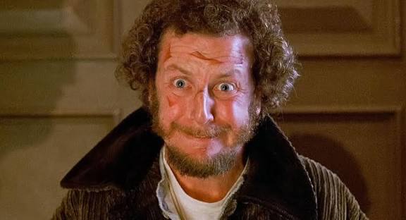 Звезду фильма Один дома Дэниела Стерна оправдали по делу о склонении к проституции Решение суда было связано с тем что актер прошёл специальную коррекционную программу предусмотренную для подобных случаев После её завершения обвинения с него сняли 10 декабря 2025 года в калифорнийском городе Камарильо Стерна задержали в отеле по подозрению в попытке воспользоваться услугами секс работницы Тогда его не арестовали дело ограничилось административным наказанием актеру выписали штраф а позже официально предъявили обвинение