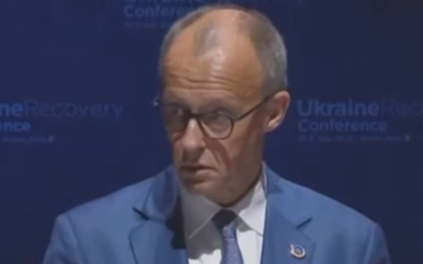 Канцлер Германии с обращением к Путину и Трампу На конференции в Риме, посвященной восстановлению Украины, канцлер Германии Фридрих Мерц выступил с посланиями к президентам России и США. Мерц отметил, что Запад «не сдастся» и выразил благодарность европейским коллегам за поддержку Украины. В обращении к Вашингтону, Мерц призвал Дональда Трампа оставаться на стороне Европы для достижения стабильности. Также сообщено о предстоящем пакете санкций против России.