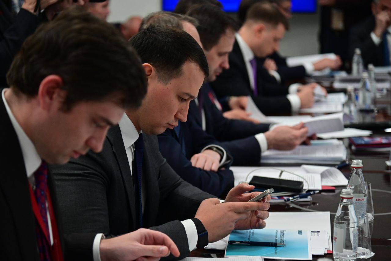 На ПМЭФ 25 обсудили поддержку инноваций в сфере строительства и ЖКХ В рамках ПМЭФ 25 заместитель Министра строительства и ЖКХ РФ Алмаз Хусаинов принял участие во встрече глав регионов – членов Ассоциации инновационных регионов России. Ключевой темой дискуссии стало создание гибкой и предсказуемой системы поддержки отечественных технологических инициатив, а также усиление роли регионов в реализации технологической повестки страны. Рустам Минниханов поделился опытом республики по внедрению IT-решений в строительство и сфере ЖКХ. Алмаз Хусаинов сообщил о запуске программы «Модернизации коммунальной инфраструктуры», которая сформирована по поручению Президента РФ и направлена на обновление коммунальных сетей, в том числе за счет использования новых технологий для повышения долговечности объектов ЖКХ. Участники договорились о подготовке предложений по интеграции региональных инициатив на федеральный уровень. «В рамках этой программы мы по поручению Министра совместно с отраслевым сообществом внедряем подходы по управлению всем жизненным циклом объектов и здесь ключевую роль играют новые отечественные разработки, которые позволяют существенно продлить сроки снизить себестоимость эксплуатации», - отметил Алмаз Хусаинов.