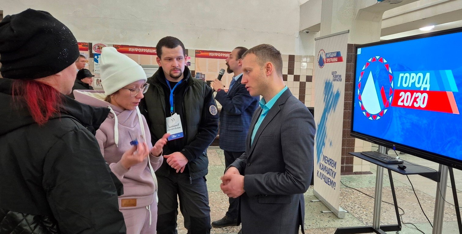 В Петропавловске-Камчатском продолжаются встречи Главы города Евгения Беляева с жителями по обсуждению проекта программы развития «Город 20/30».    На этой неделе встреча состоится 27.02.2025 в Средней школе № 9 по ул. Пограничная, 103. Начало в 19:00.  В ходе встречи жители знакомятся с проектом программы, обсуждают мероприятия, которые планируется реализовать уже в этом 2025 году, а также в последующие вплоть до 2030 года.  Напомним, что программа развития «Город 20/30» призвана перезапустить подход к благоустройству города, она должна включать как объекты Мастер-плана, которые касаются в основном центра Петропавловска-Камчатского, так и предложения по благоустройству других микрорайонов города.  Программа «Город 20/30» инициирована администрацией Петропавловска-Камчатского по поручению Губернатора Камчатского края Владимира Солодова.  Подробнее на сайте:     #Евгений_Беляев  #ГлаваПКГО  #город2030 #программа_развития