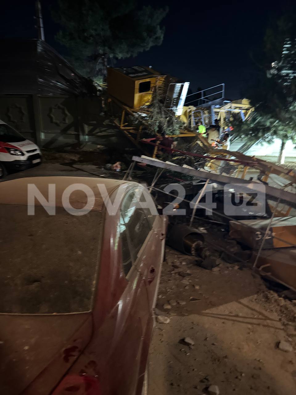 В Чиланзарском районе Ташкента Домбрабад обрушился кран на строительном объекте ЖК по словам очевидцев инцидент произошел около 18 00 на место прибыли экипажи скорой помощи спасатели правоохранители несколько человек увезли в больницу официальной информации не поступало