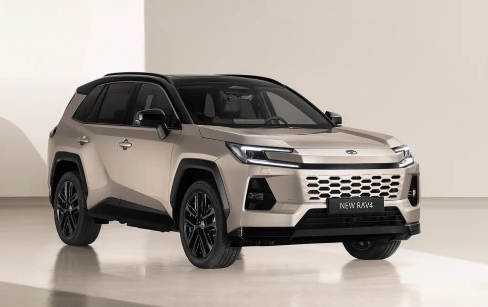 Представлена новая Toyota RAV4 Премьера состоялась одновременно в Японии, Европе и США. Рассекречены сразу все составляющие семейства: помимо основной модификации с названием Core у кроссовера будут «внедорожная» Woodland она же Adventure с увеличенным дорожным просветом и «спортивная» GR Sport с набором отличий в ходовой части. В шестом по счёту поколении Toyota RAV4 сохранила прежнюю платформу TNGA-K, не изменился и размер колёсной базы. Моторная гамма набрана из гибридов разных типов, как моно-, так и полноприводных. Базовой станет связка неподзаряжаемая связка 2,5-литрового атмосферного двигателя и электрической составляющей. Самый мощный вариант — 304-сильная 320 л.с. в исполнении для США подзаряжаемая система с батареей на 22.7 кВт⋅ч. При этом впоследствии для некоторых локальных рынков Toyota выпустит и RAV4 с классическим ДВС без электрических довесков. Интерьер нового RAV4 отличается множеством угловатых решений в дизайне. Физических кнопок стало меньше, хотя они и не исчезли полностью. Управление всей электроникой возложено на новейшую операционную систему Arene, которая названа первым шагом Toyota к программно-определяемым машинам. Продажи стартуют в зависимости от рынка либо в конце нынешнего, либо в начале следующего года.