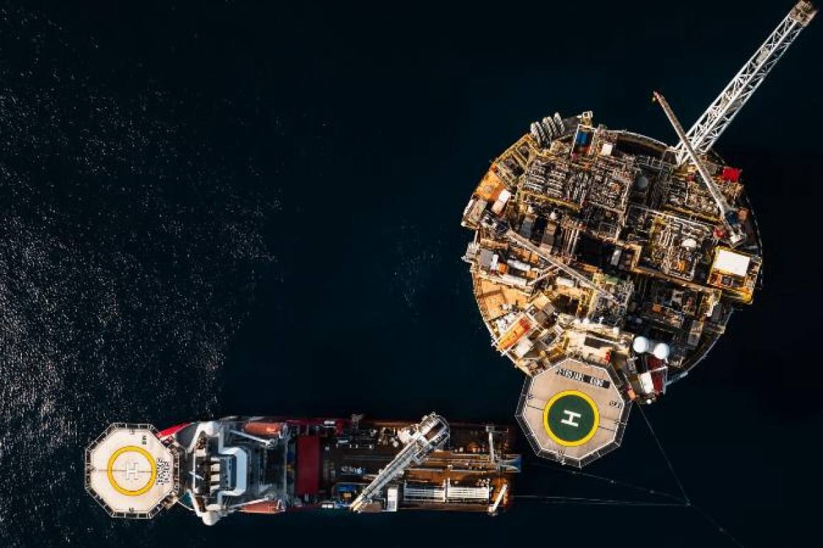 КотдИвуар объявил об открытии крупного газового месторождения В Гвинейском заливе на континентальном шельфе Кот д Ивуара обнаружено значительное месторождение природного газа Месторождение расположено в 45 км от побережья на глубине 2 200 метров Работы велись итальянской энергетической группой Eni совместно с национальной компанией Petroci Holding По предварительным оценкам месторождение Calao South содержит до 85 млрд кубометров газа и около 100 млн баррелей конденсата эквивалентно примерно 1 4 млрд баррелей нефти Объект находится в 70 км от месторождения Baleine крупнейшего нефтегазового проекта страны запасы которого оцениваются в 2 5 млрд баррелей нефти и около 93 млрд кубометров газа Подписаться Обратная связь