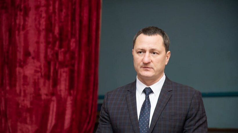 На главу Марксовского района завели уголовное дело о злоупотреблении полномочиями На главу Марксовского района Дмитрия Романова завели уголовное дело Ситуацию он прокомментировал в своем Telegram канале сегодня 1 сентября Романов уточнил что ему инкриминируют превышение должностных полномочий Дело связано с ремонтом канализационных сетей в городе Марксе Идёт следствие делать подробные заявления в его же интересах я не буду Скажу только что всегда руководствовался здравым смыслом хозяйственным подходом и ставил целью оперативно решить проблемы которые напрямую влияли на жизнеобеспечение населения Во всём должно разобраться правосудие объективно и справедливо В сложившихся обстоятельствах призываю вас не верить многочисленным слухам и домыслам не делать поспешных выводов написал чиновник Заходите на наш сайт это очень помогает редакции glush media news view id 3178