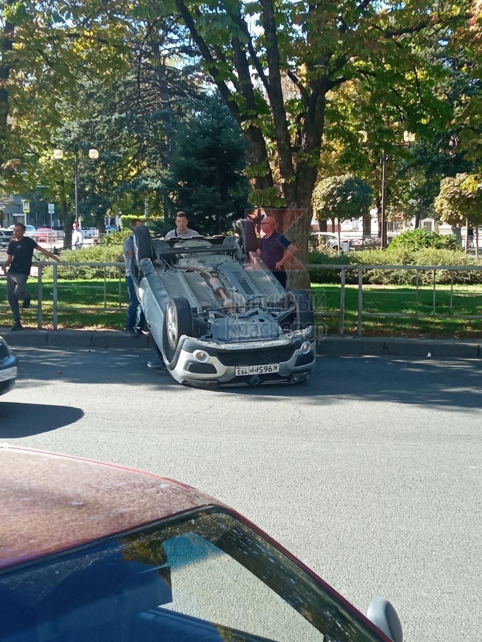 ДТП на Красных Партизан. Машина перевернулась на крышу.