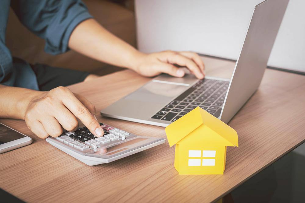 Минцифры напомнило о возможности дополнительно снизить ставку по IT ипотеке в регионах В чем суть Участники программы IT ипотеки могут дополнительно снизить процентную ставку по кредиту за счет бюджета регионов Такая возможность предусмотрена во всех регионах участвующих в программе кроме Москвы и Санкт Петербурга на которые с августа 2024 года она не распространяется Так 23 субъекта страны запустили региональные меры поддержки по субсидированию расходов IT специалистов по ипотечным займам а в 13 регионах предусмотрено максимальное дополнительное снижение ставки до 3 Важно В рамках IT ипотеки планируется поддержать не менее 160 тыс IT специалистов до 2030 года Законы стройки в MAX