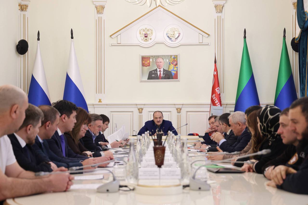 Сергей Меликов проводит встречу с обманутыми дольщиками АР ГРУПП На совещании глава региона выслушает представителей инициативной группы пострадавших граждан доклады Минстроя и мэрии Компания АР ГРУПП продавала квартиры и апартаменты в обход законодательства Сейчас гендиректор компании Хадижат Гаджиева задержана Количество пострадавших из за мошеннических действий устанавливается  Напомним ранее после вмешательства главы региона были восстановлены права пайщиков АРСИ групп и жильцов аварийных общежитий в Каспийске