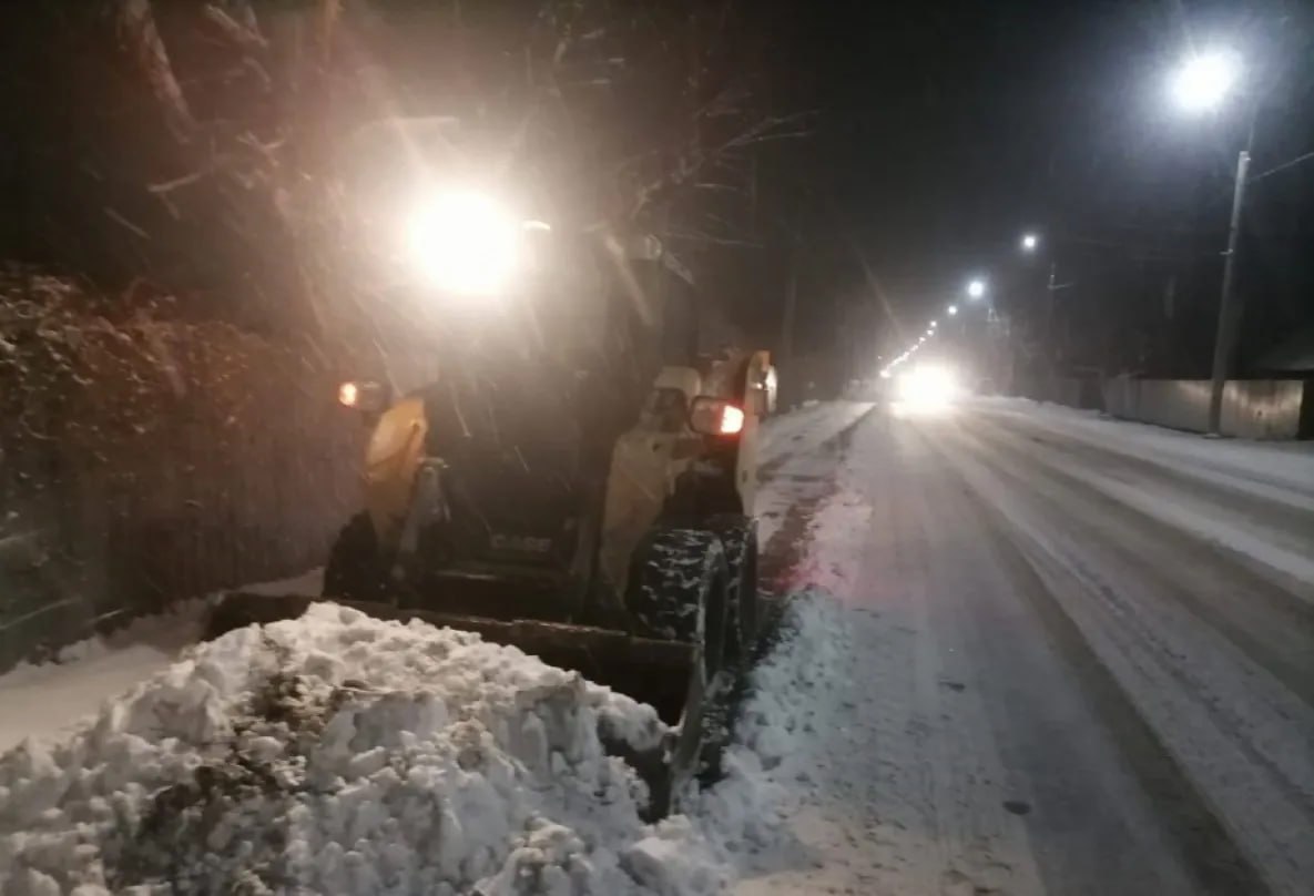 Юг Хабаровского края засыпал снегом циклон Хабаровский край с ночи на 7 ноября накрыл циклон принесший снег и ветер Международный аэропорт Хабаровска работает в штатном режиме Взлетно посадочная полоса находится в нормативном состоянии В воздушной гавани краевой столицы в настоящий момент работают 30 единиц техники На федеральных автодорогах ситуация стабильная На трассе А 376 Хабаровск Лидога Ванино Комсомольск на Амуре задействованы 33 комбинированные дорожные машины 6 автогрейдеров 6 погрузчиков 5 тракторов Для обеспечения бесперебойного проезда по федеральной автодороге А 370 Уссури Хабаровск Владивосток на участке пролегающем в границах Хабаровского края привлечены 16 комбинированных дорожных машин 5 тракторов и 4 погрузчика На мосту через реку Амур входящем в состав трассы Р 297 Амур Чита Хабаровск задействованы комбинированная дорожная машина и погрузчик На дорогах регионального значения ситуация также под контролем Перекрытий движения нет Работают 22 единицы техники 2 автогрейдера 15 комбинированных дорожных машин 1 бульдозер 2 трактора 2 грейдозера Ограничено движение транспорта грузоподъемностью более 16 тонн на участке 478 км автодороги Селихино Николаевск на Амуре todaykhv