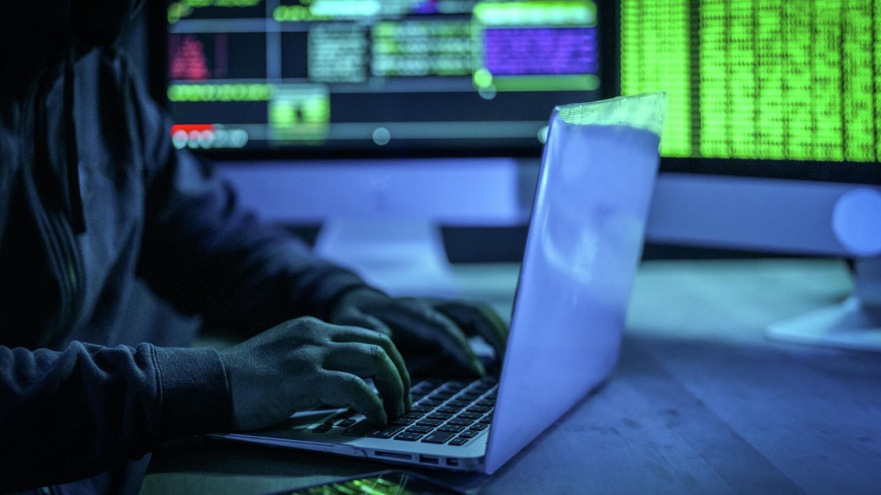 Более 70 утечек данных в России пришлось на госсектор Госорганы стали главной мишенью хакеров в 2025 году По данным компании Еca Про на этот сегмент пришлось 73 всех инцидентов с компрометацией данных За год из государственных структур утекло более 105 млн строк записей В антирейтинге также оказались ритейл 19 и сфера услуг 6 5 Аналитики связывают лидерство госсектора с политической мотивацией хакеров и низким уровнем кибербезопасности в отдельных ведомствах При этом на черном рынке вырос спрос на полные цифровые профили граждан паспортные данные СНИЛС биометрия которые злоумышленники собирают из фрагментов разных утечек   В Минцифры с такой статистикой не согласны в ведомстве утверждают что благодаря системной защите количество утекших записей в этом году снизилось в 13 раз Эксперты предупреждают что при сохранении геополитической напряженности число атак на госструктуры продолжит расти settersmedia news