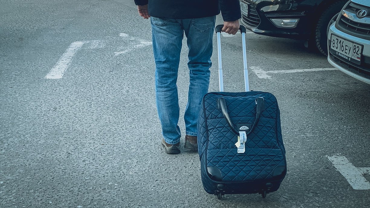 На чемоданах В Большом Савино отменили рейс Аэрофлота СУ 1201 в Шереметьево Самолет в столицу стоял расписании в 13 30 По графику борт этого перевозчика должен прибыть в Пермь в 12 40 однако прилет отменен Все остальные рейсы из пермского аэропорта в Москву в силе Добавим из за временных ограничений в Шереметьево Победа вынужденно корректирует расписание полётов часть из них задержаны часть перенесли во Внуково Однако в списке перенесенных рейсов пермских сегодня нет      Подписаться на Properm ru в MAX