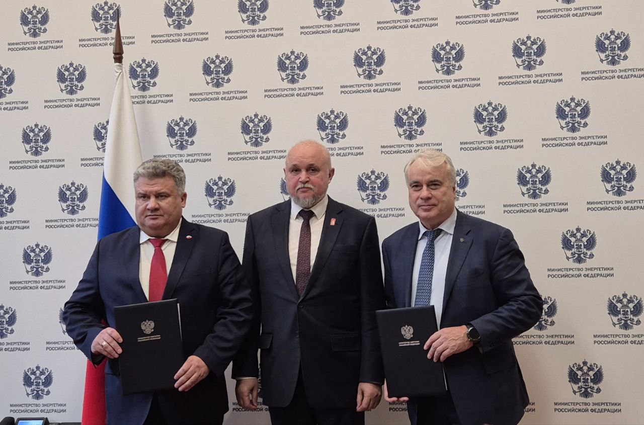 Отраслевое соглашение между профсоюзами и работодателями нефтяной газовой отраслей промышленности и строительства объектов нефтегазового комплекса продлено на 2026 2028 годы Церемония подписания прошла 23 ноября 2025г с участием Министра энергетики России Сергея Цивилева Подписи под документом поставили я как президент Общероссийского отраслевого объединения работодателей нефтяной и газовой промышленности и председатель Нефтегазстройпрофсоюза России Александр Корчагин Нефтегазовая отрасль выступающая одним из локомотивов российской экономики находится в сложных условиях жесткого внешнего давления и значительной турбулентности на мировых рынках углеводородов что сказывается и на объемах экспорта и на экономике компаний На их руководстве и коллективах лежит особая ответственность за обеспечение устойчивой работы ТЭК насыщение внутреннего рынка энергоресурсами экономическое развитие и финансовую стабильность России Еще одним вызовом является кадровый дефицит который достигает 350 тысяч сотрудников Одновременно меняется уклад экономики мотивация работников их требования к условиям труда Все больше людей мотивируют не деньги но и баланс труда и отдыха обстановка в коллективе возможности самореализации и карьерного развития Обеспечить эти факторы можно только через конструктивный социальный диалог между работником и работодателем правила и результаты которого и заложены в положениях Отраслевого соглашения За три года практической реализации этот документ показал себя как работоспособный и комплексный выполнение его положений сыграло большую роль в поддержании социальной стабильности трудовой дисциплины высокой производительности труда на предприятиях нефтегазового комплекса Основные инструменты обеспечение достойного уровня заработной платы безопасные условия труда высокий уровень социальной защиты и возможности для развития каждого члена коллектива Уверен пролонгация Соглашения и его дальнейшее совершенствование в рамках работы Отраслевой комиссии поможет в решении задач стоящих перед нефтегазовыми компаниями и обеспечении социальной стабильности в коллективах