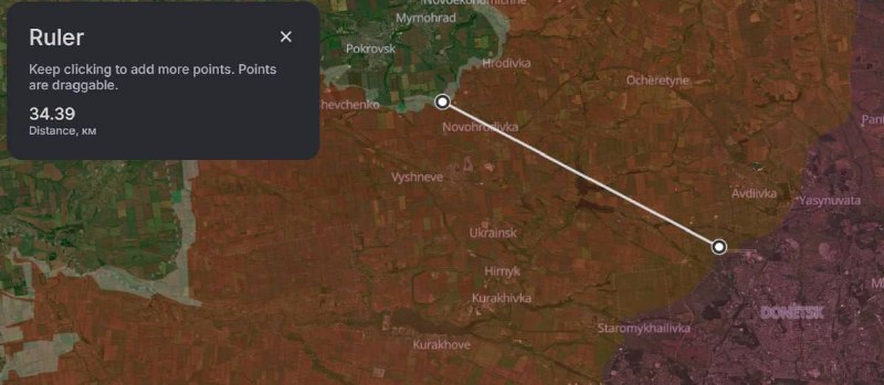 Россия восстанавливает Донецкий аэропорт!  Со спутников видно, что на взлетных полосах засыпают траншеи. Возможно, аэропорт, разрушенный в 2014, снова заработает.  Рядом строят что-то похожее на топливные хранилища.  Есть версия, что аэропорт нужен для запуска беспилотников. До фронта оттуда – 35 км.