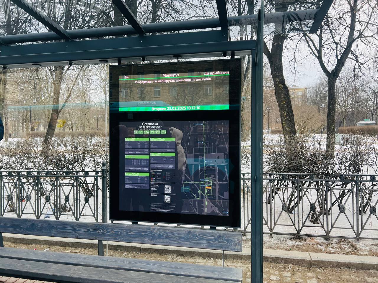 В Петербурге тестируют остановочный павильон будущего   На остановочном пункте возле м. Московская  пересечение с Алтайской ул.  в тестовом режиме был установлен новый павильон. На одном из табло будет выводится информация о времени прибытия транспорта в режиме онлайн, а на двустороннем крупноформатном LED экране рекламная информация.  Сегодня у ст. метро Московская прошло выездное совещание под руководством Комитета по печати и взаимодействию со СМИ, с участием Комитета по транспорту, Комитета по благоустройству, Комитета градостроительству и архитектуре, а также ГКУ «Организатор перевозок».    Руководители ведомств оценили доработанный конструктив павильона. Напоминаем, что в ноябре прошлого года были даны замечания и предложения по улучшению конструкции и табло для демонстрации транспортной информации.   Новый павильон обладает:   увеличенной шириной крыши,   широкомасштабным табло для транспортной информации,   расширенной конструкцией для размещения плакатов.  ℹ Такие остановки позволят не только размещать полезную транспортную информацию, но и отслеживать время прибытия транспорта в онлайн-режиме.
