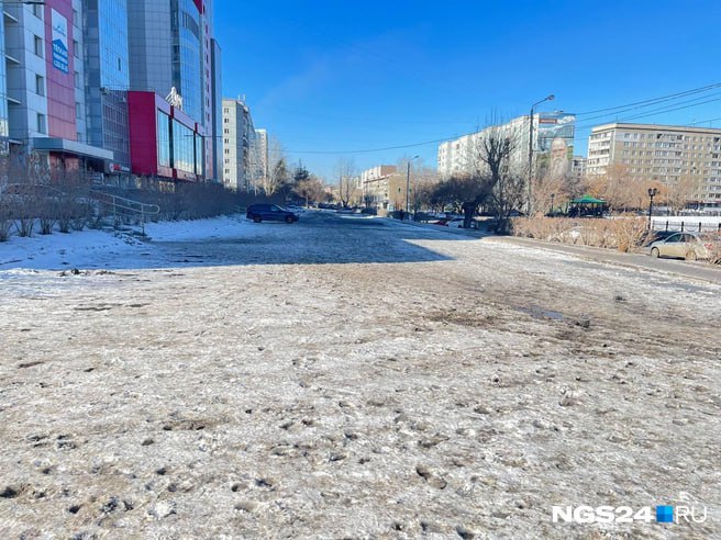 Огромная парковка в центре города, на которой раньше было все забито машинами, теперь пустует. По словам читателей NGS24.RU, все из-за того, что стоянку в районе домов по ул. Республики 35-39  напротив сквера Юдина  несколько месяцев назад сделали платной.  Сейчас припарковаться там стоит 25 рублей в час. И даже в будни здесь стоят не больше пяти машин, сообщает жительница одного из домов.