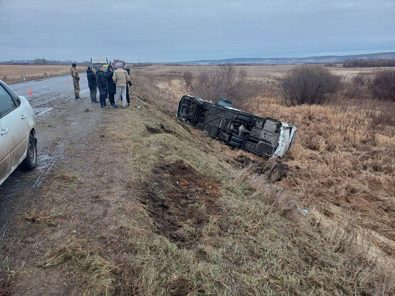 В Красноярском крае в результате ДТП с автобусом, который перевозил рабочих, пострадали 18 человек, пятеро госпитализированы, сообщили прокуратуре. МВД сообщает, что автобус съехал с дороги и перевернулся. В салоне находилось в общей сложности 36 человек.   Фото: МВД