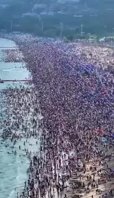 Майские праздники в Китае: пляжи Шэньчжэня переполнены отдыхающими
