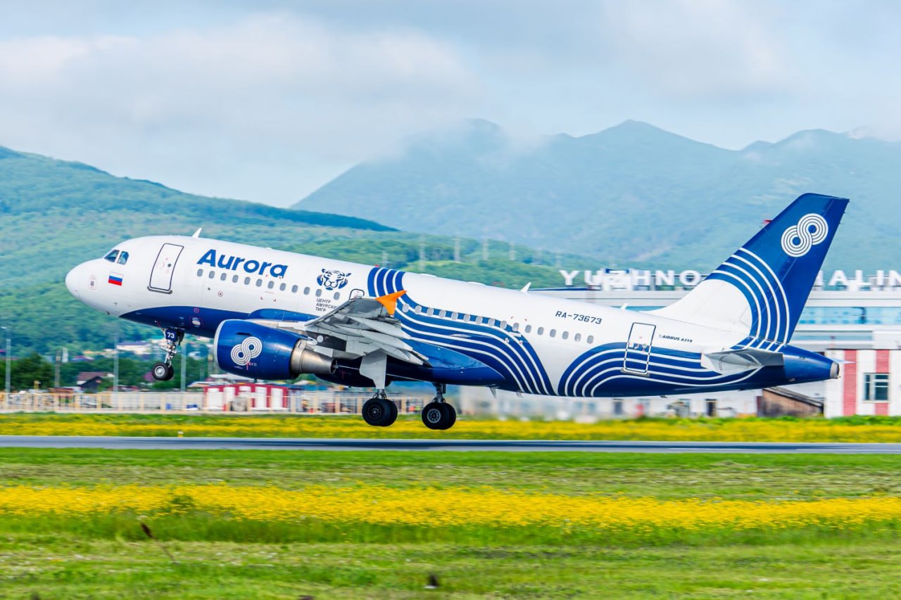 Авиакомпания Аврора открыла продажу авиабилетов на летний сезон 2026 года на международные рейсы из Южно Сахалинска в Пекин и Харбин Рейсы будут выполняться по следующему расписанию   Южно Сахалинск Пекин в период с 31 марта по 20 октября по вторникам и воскресеньям   Пекин Южно Сахалинск в период с 1 апреля по 21 октября по средам и воскресеньям Тариф экономического класса в одну сторону от 7500   Южно Сахалинск Харбин в период с 31 марта по 20 октября по вторникам Тариф экономического класса в одну сторону от 7500 Количество мест в продаже по данному тарифу ограничено Рейсы выполняются на воздушных судах типа А319 Китай приглашает в путешествие по миру древней культуры и многовековой истории Каждый день здесь новое открытие а поездка станет приключением для туристов любого опыта Авиакомпания Аврора напоминает своим пассажирам что с 15 сентября 2025 года Китай ввел безвизовый режим для россиян Для поездки в Китай гражданину России потребуется только действующий заграничный паспорт Это значительно упростит и ускорит путешествия в эту удивительную страну Для транзитных пассажиров следующих в третьи страны действуют упрощенные правила въезда и безвизовый транзит с выходом в город подробности и условия которых можно уточнить в консульстве КНР Узнать подробнее о расписании полетов можно на сайте Авиакомпании Аврора и в контакт центре по телефону 8 800 250 49 88 Звонки из всех городов и регионов России бесплатные Фото Михаил Родин Путешествуйте с Авророй   AuroraAirlines