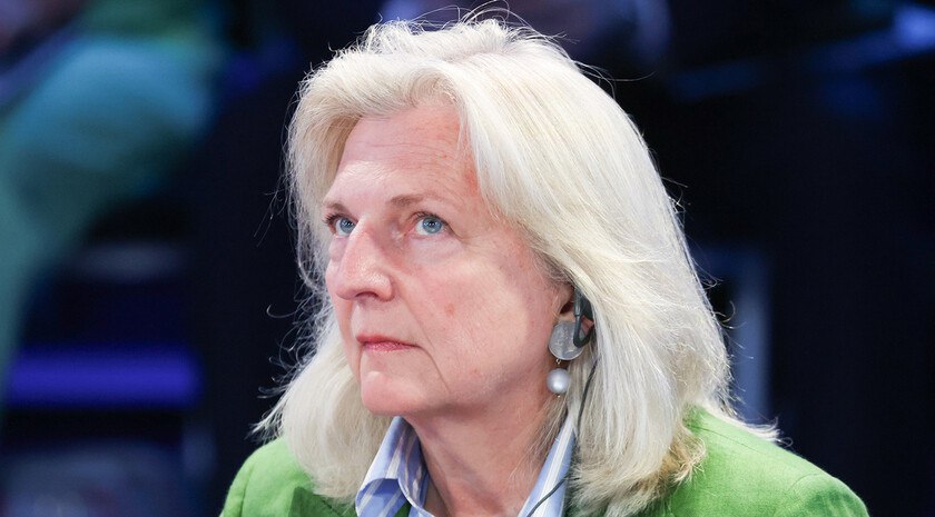 Карин Кнайсль ответила на вопрос, смогла ли она разгадать загадку русской души «Нет-нет. Я думаю, что некоторые тайны лучше оставить нераскрытыми, иначе они перестанут быть тайнами», — сказала экс-министр иностранных дел Австрии Карин Кнайсль. Ранее Кнайсль заявляла о том, что начала изучать русский язык и разгадывать «загадку русской души». Главным качеством русских она называла умение прощать. Фото: Фотобанк Росконгресса/Арина Антонова , VK и ОК и читайте новости на нашем сайте