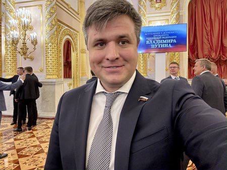 Только подконтрольные России мессенджеры могут обезопасить от недружественного вторжения и проекции вредоносных смыслов, — рассказал депутат Александр Толмачев пропагандистам Он заявил, что последние годы показали, что информационное оружие может причинять серьезный вред, и противники этим пользуются, а суверенизация интернета - вопрос национальной безопасности. Гуд Афтенун Новости