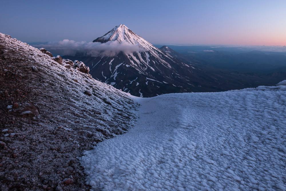 Камчатские спасатели эвакуировали трёх человек застрявших у подножия Авачинского вулкана этой ночью Людей на вездеходе Вепрь нашли в районе Камня доставили до остановки а их автомобиль остался на месте Министр ЧС Сергей Лебедев прокомментировал инцидент с иронией призвав жителей не ездить смотреть на экструзию Верблюда в пургу которая ожидается в ближайшие дни Он посоветовал переждать непогоду дома а на вулкан отправиться уже в воскресенье когда погода улучшится Подписаться Предложка Чат