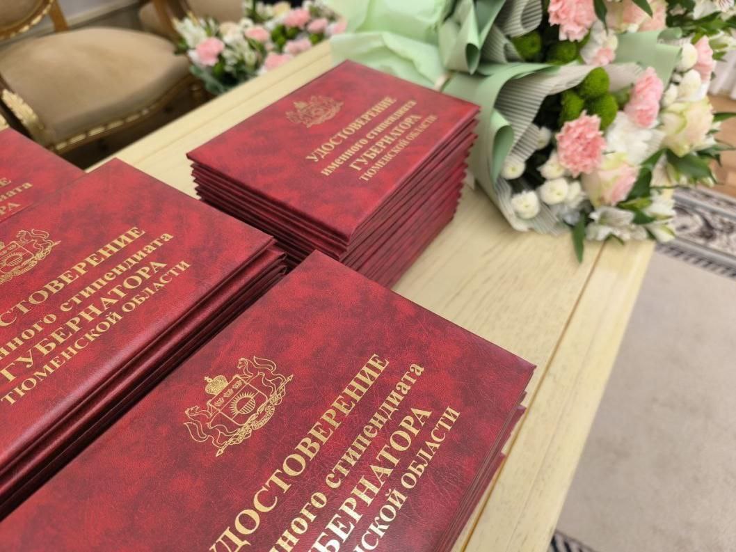 Удостоверения 87 именным стипендиатам вручил губернатор Тюменской области Александр Моор Торжественная церемония прошла в правительстве региона 27 октября В числе чествуемых аспиранты и студенты вузов учащиеся колледжей и техникумов  Подписаться Больше новостей