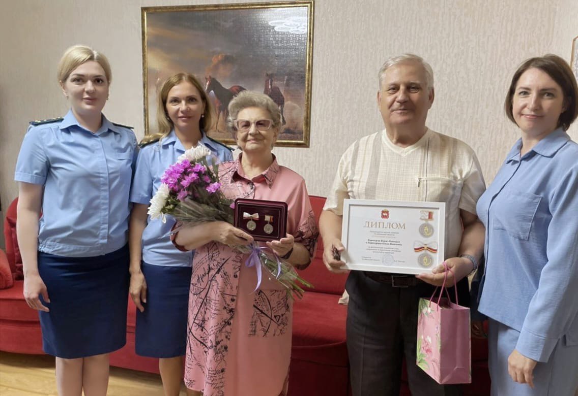Прокуратура Калининского района г. Челябинска поздравила с Днем семьи, любви и верности семейную пару, прожившую в браке более 60 лет  Накануне Дня семьи, любви и верности прокурор Калининского района г. Челябинска Татьяна Полежаева посетила семью Хахориных Бориса Ивановича и Ольги Яковлевны, которые прожили в браке более 60 лет.  Прокурор района поздравила с семью с праздником и выразила восхищение долголетием совместной жизни, являющимся примером любви и верности.   Семье вручен диплом и знак отличия Челябинской области «Семейное счастье».    Их теплые и нежные семейные отношения являются образцом для подражания будущим поколениям.