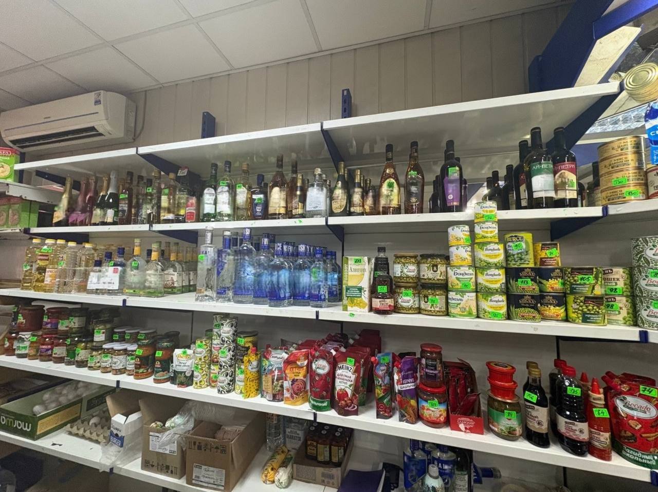 В Донецке накрыли продажу алкоголя без лицензии в одном из продуктовых магазинов Как сообщается, во время осмотра магазина было найдено 121 л алкогольной и спиртосодержащей продукции, которe. продавали, не имея разрешительных документов. Владельцу магазина грозит лишение свободы на срок до 3 лет. Подписаться