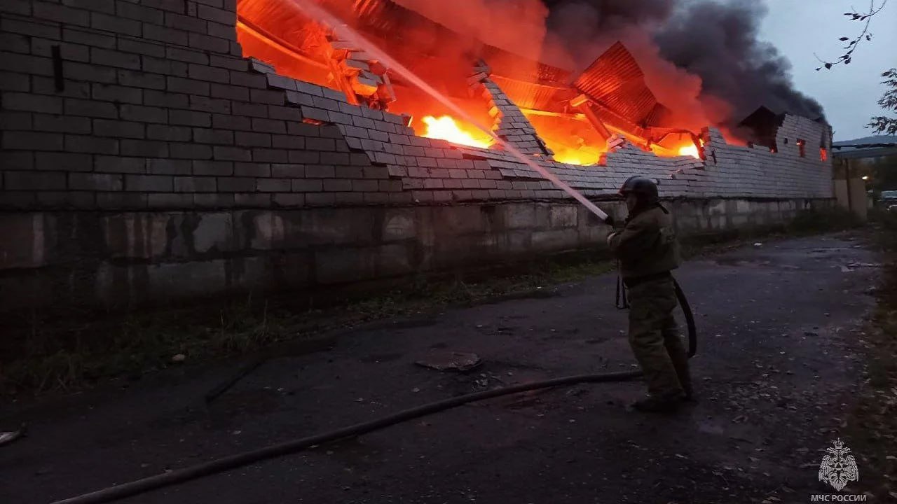 Пожар на предприятии в Златоусте охватил 450 квадратных метров Возгорание возникло в административном здании рециклинговой компании Мощное пламя охватило площадь 450 квадратных метров Конструкции в том числе крыша и стена частично обрушились На место происшествия были оперативно направлены пожарные На тушении работали 22 человека и пять единиц техники уточнили в ГУ МЧС по Челябинской области Никто не пострадал Сейчас причину возгорания выясняют специалисты отдела дознания МЧС Фото ГУ МЧС по Челябинской области Вести Южный Урал Челябинск