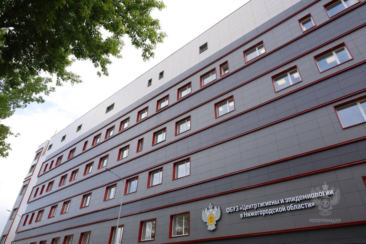 Роспотребнадзор открыл новую современную лабораторию в Нижнем Новгороде Она усилит защиту здоровья жителей региона и страны от опасных инфекций и позволит: — оперативно расшифровывать и изучать опасные патогены; — проводить весь спектр исследований безопасности и качества факторов окружающей среды: воды, воздуха, почвы, пищевых продуктов; — создать центр секвенирования генетической расшифровки микроорганизмов . Строительство лаборатории - часть федерального проекта "Санитарный щит страны", реализуемого Роспотребнадзором по поручению Президента Российской Федерации. В торжественном открытии приняли участие: руководитель Роспотребнадзора Анна Попова; полномочный представитель президента РФ в Приволжском федеральном округе Игорь Комаров; губернатор Нижегородской области Глеб Никитин. "Сегодня мы запускаем новый высокотехнологический лабораторный испытательный комплекс с опережением графика на 8 месяцев в прекрасном городе - Нижний Новгород. Регион сегодня развивается, большое количество людей из разных субъектов РФ и стран мира приезжают сюда. И, конечно, "Санитарный щит" здесь должен быть. Лаборатория позволяет увеличить объем исследований как минимум в 4 раза. Увеличивается и скорость их выполнения: с привычных 12-14 часов до 3-4 часов", - сказала Анна Попова. Лаборатория оснащена самым современным высокотехнологичным оборудованием, большая доля которого российского производства. Ключевым ее преимуществом станет значительное увеличение объемов проводимых исследований. Открытие нового комплекса – важный шаг в укреплении государственной санитарно-эпидемиологической службы, развитии современной национальной лабораторной инфраструктуры, что послужит обеспечению безопасности населения Нижегородской области и всего Приволжского федерального округа. #новости_Роспотребнадзора