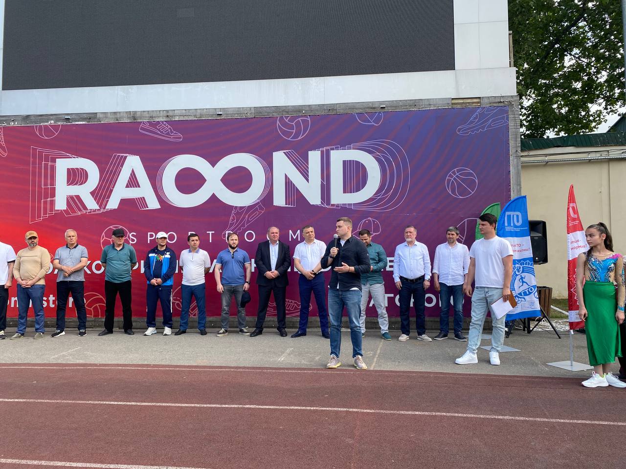 В Махачкале прошел фестиваль Всероссийского физкультурно-спортивного комплекса «Готов к труду и обороне» для учащихся средних специальных учебных заведений. Спортсменам предстояло продемонстрировать свои силы в различных упражнениях, среди которых: • бег на 60 м • подтягивания • наклон вперед из положения стоя • прыжок в длину • бег на 2.000 и 3.000 м • стрельба из пневматической винтовки • метание спортивного снаряда Участники, успешно выполнившие необходимое количество нормативов, были представлены к награждению соответствующими знаками: «Золотой знак», «Серебряный знак» и «Бронзовый знак» комплекса ГТО.