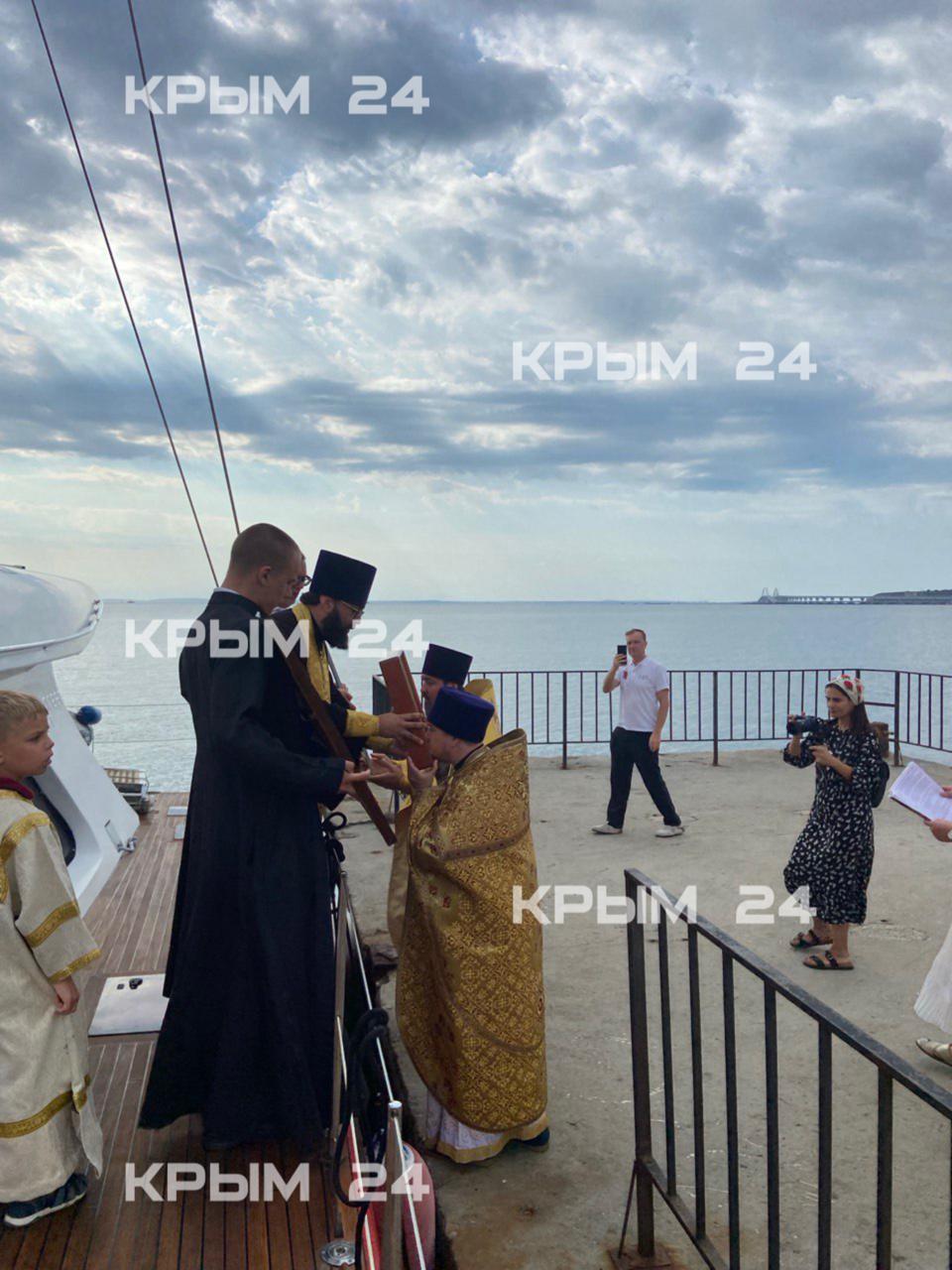 В Керчь прибыл морской крестный ход в честь святых правителей Руси Священнослужители доставили иконы с мощами святых князей Александра Невского и Владимира Крестителя Руси. Святыни встретили на пристани священники Керченского благочиния и перенесли пешим крестным ходом в кафедральный собор святого Иоанна Предтечи. Там проводят божественную литургию. После этого иконы будут перенесены обратно на судно, которое продолжит движение в Херсонес к празднику Крещения Руси. Крым 24