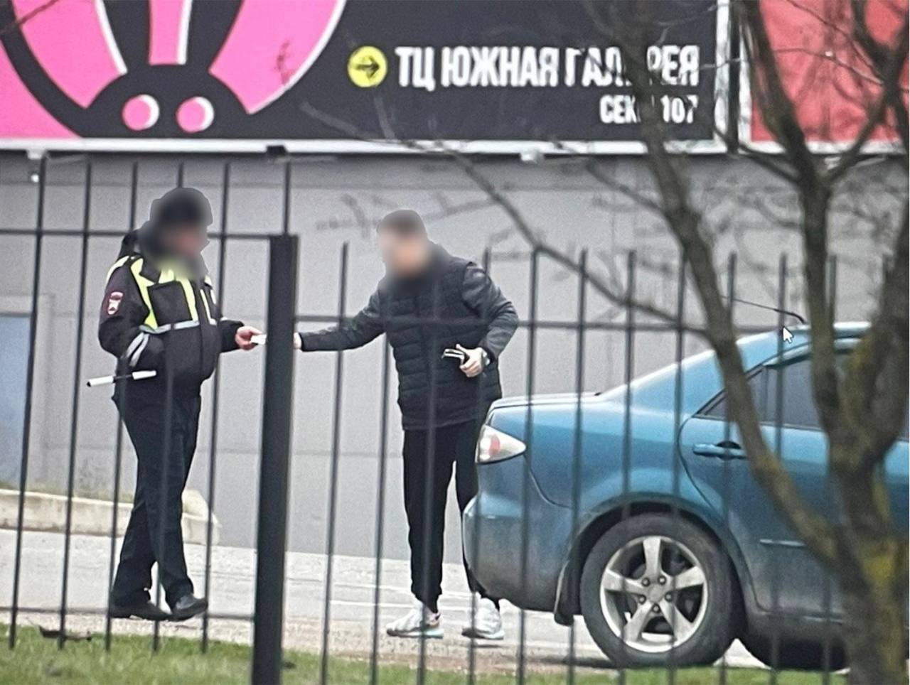 Два руководителя спецбатальона патрульной службы ГИБДД осуждены за взяточничество. Об этом сообщает УФСБ России по Крыму и Севастополю. Подсудимые потребовали вознаграждение от водителя за отказ проводить освидетельствование на состояние опьянения и непривлечение к административной ответственности. Мужчин взяли с поличным при получении взятки. Их признали виновными и лишили свободы на 8 и 10 лет. Приговор в законную силу не вступил.