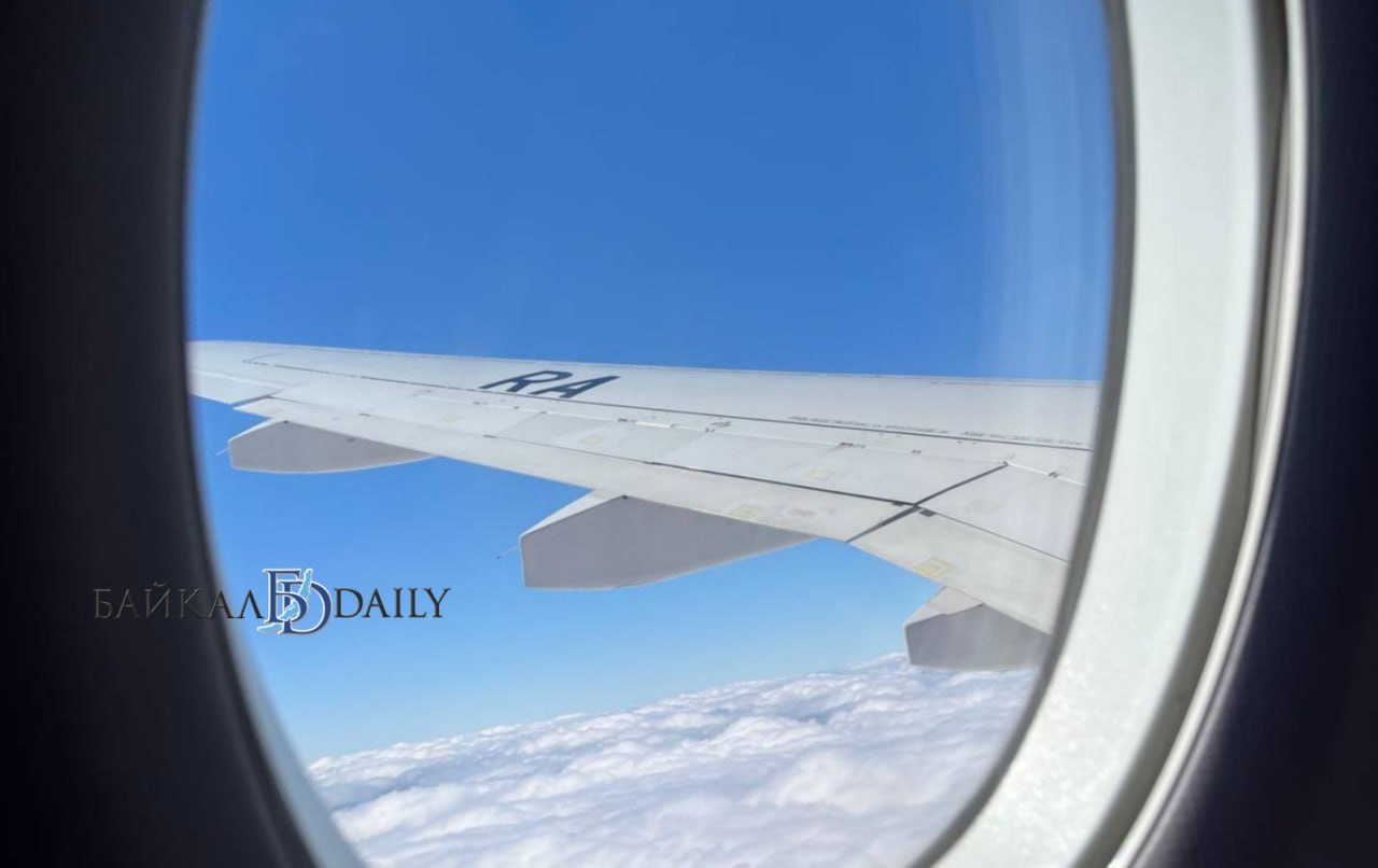 В Улан Удэ с самолёта сняли пассажира дебошира 55 летний мужчина устроил в салоне самолёта пьяный дебош Он страшно матерился и игнорировал замечания бортпроводников В итоге самолёт улетел в Москву без него Транспортные полицейские составили на буйного мужчину два протокола